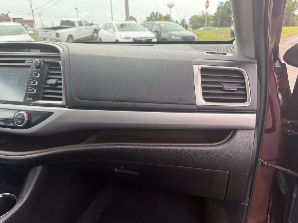 Used 2019 Toyota Highlander XLE FWD image 34