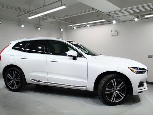 Used 2021 Volvo XC60 T8 Inscription Expression w/ Premium Package image 9