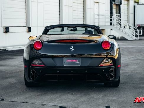 Used 2014 Ferrari California RWD image 17