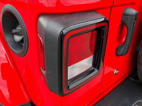 Used 2018 Jeep Wrangler Unlimited Sahara image 27