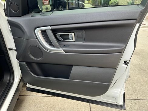 Used 2019 Land Rover Discovery Sport SE image 25