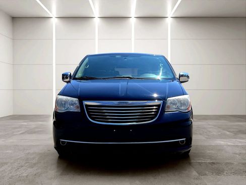 Used 2015 Chrysler Town & Country Touring-L w/ Driver Convenience Group FWD image 3