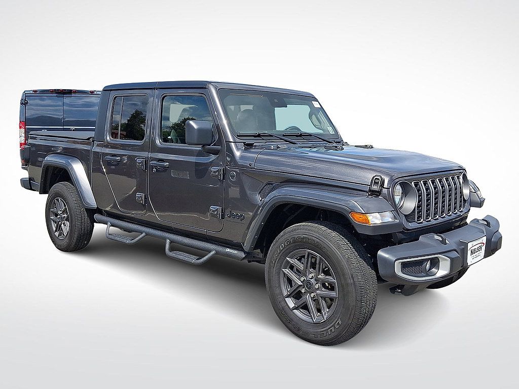 Used 2025 Jeep Gladiator Sport AWD/4WD image 1