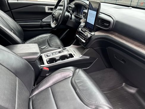Used 2021 Ford Explorer Platinum w/ Equipment Group 601A AWD/4WD image 17