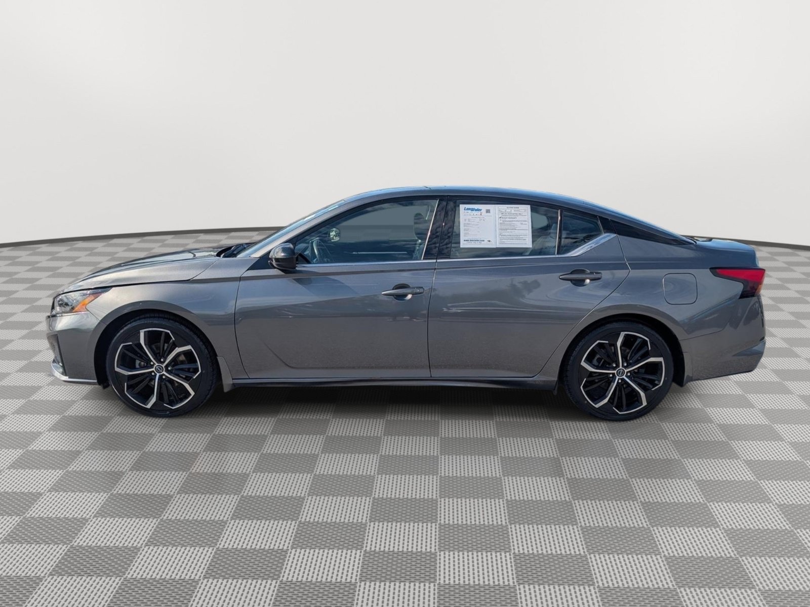 Used 2024 Nissan Altima 2.5 SR w/ SR Premium Package FWD image 2