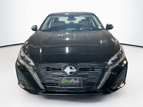 Used 2025 Nissan Altima 2.5 SV FWD image 2
