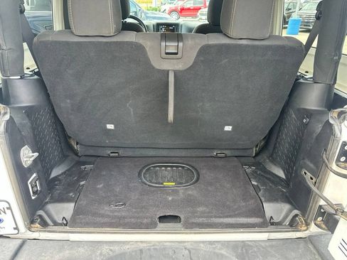 Used 2017 Jeep Wrangler Rubicon w/ Connectivity Group AWD/4WD image 23