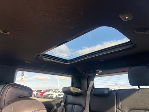 Used 2023 Jeep Wagoneer Base w/ Premium Group I image 11