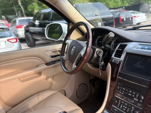 Used 2011 Cadillac Escalade Premium AWD/4WD image 30