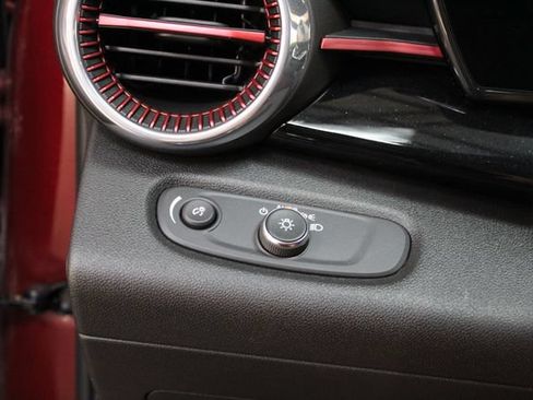 Used 2025 Chevrolet Trax RS w/ Sunroof Package FWD image 15