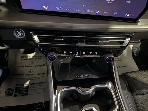 Used 2025 Chevrolet Traverse LT w/ Enhanced Driving Package image 20