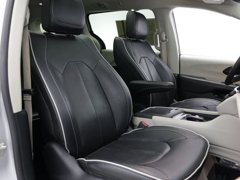 Used 2023 Chrysler Pacifica Limited FWD image 43
