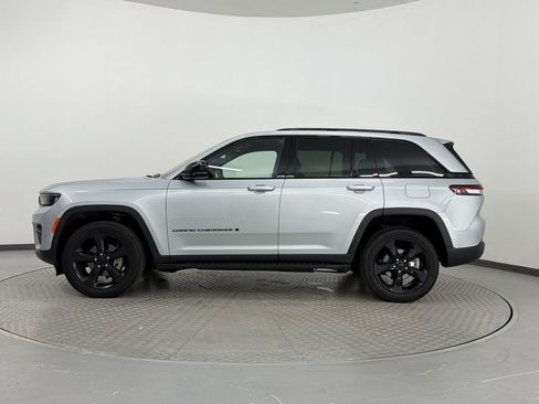 Used 2023 Jeep Grand Cherokee Altitude AWD/4WD image 2