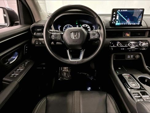 Used 2025 Honda Pilot Touring image 6