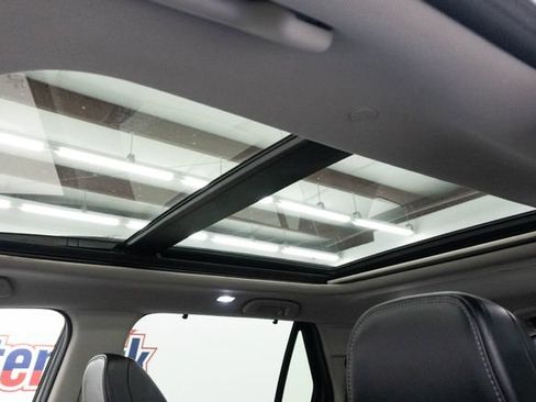Used 2023 Honda Pilot Touring image 4