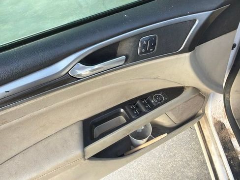 Used 2017 Ford Fusion SE w/ Fusion SE Technology Package FWD image 13