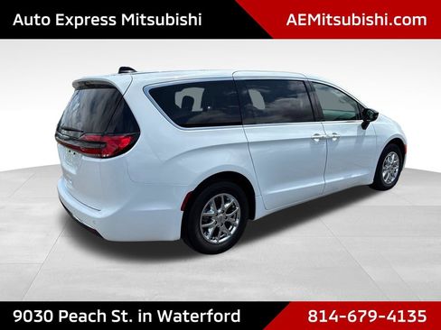 Used 2024 Chrysler Pacifica Touring-L FWD image 7
