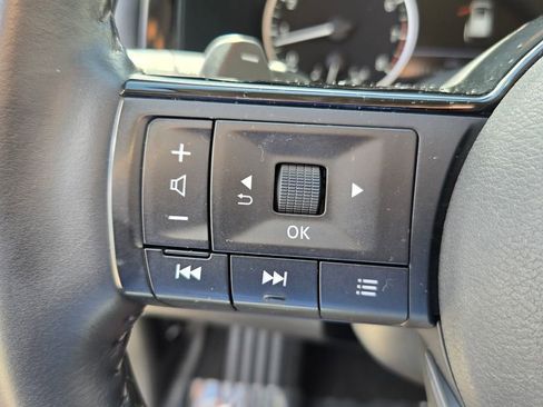 Used 2023 Nissan Pathfinder SL w/ Black Appearance Package AWD/4WD image 25