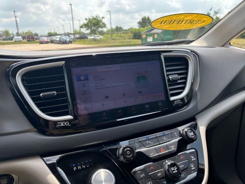 Used 2024 Chrysler Pacifica Touring-L image 21