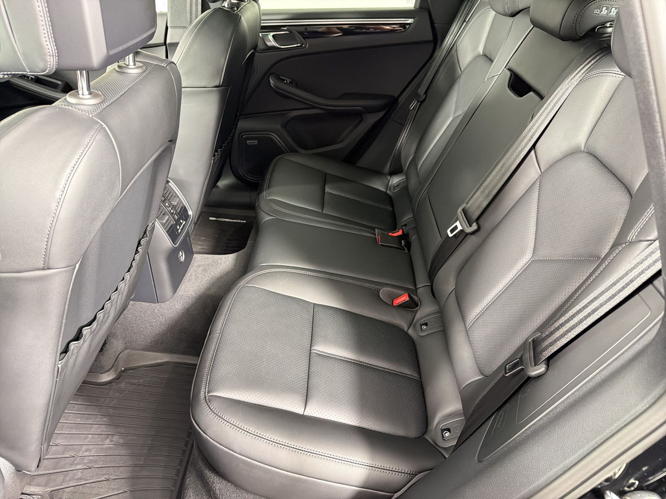 Used 2026 Porsche Macan AWD/4WD image 15