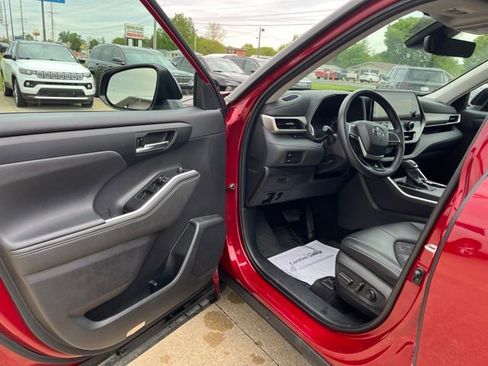 Used 2024 Toyota Highlander XLE AWD/4WD image 9