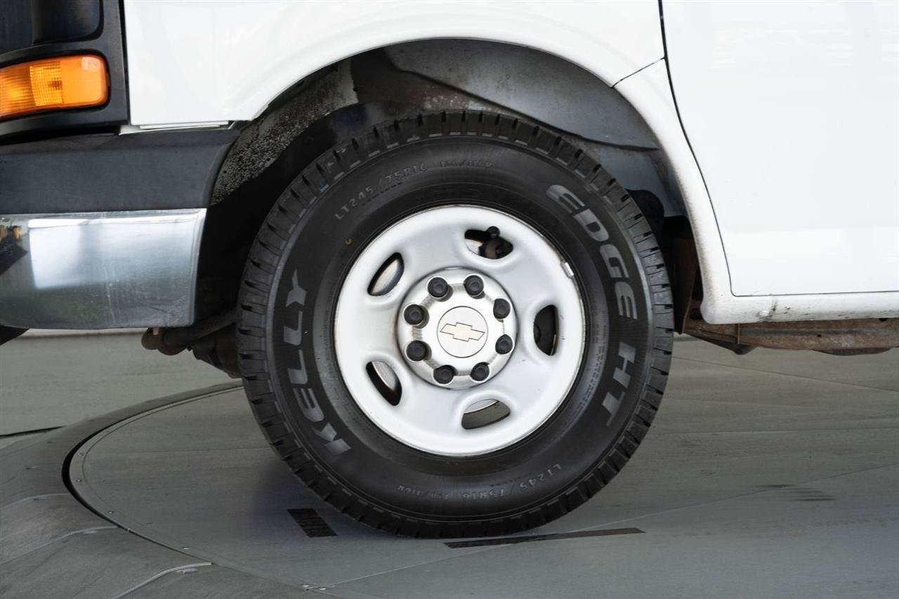 Used 2014 Chevrolet Express 2500 w/ Cold Climate Package RWD image 4