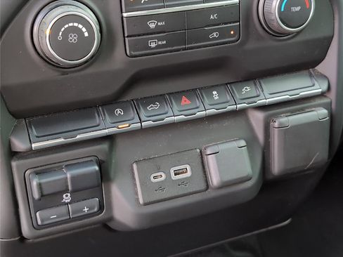 Used 2021 Chevrolet Silverado 1500 Custom image 17