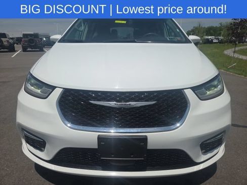 Used 2023 Chrysler Pacifica Touring-L FWD image 3