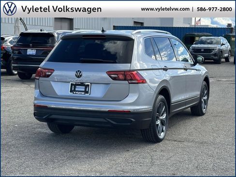Certified 2023 Volkswagen Tiguan SE image 3