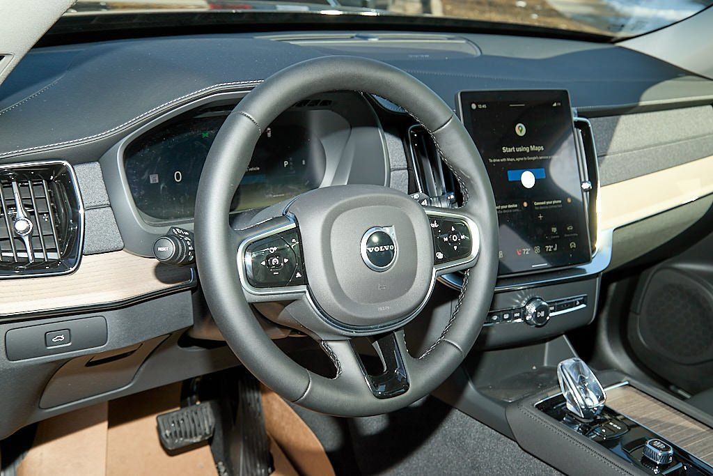 New 2026 Volvo XC90 B6 Plus w/ Protection Package Premier AWD/4WD image 13