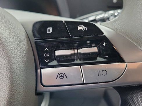 Used 2025 Hyundai Elantra SE image 27