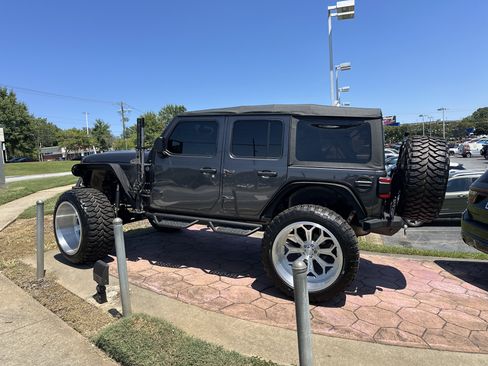 Used 2018 Jeep Wrangler Unlimited Sahara AWD/4WD image 6