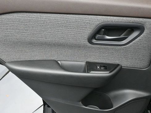 Used 2023 Nissan Rogue S image 14