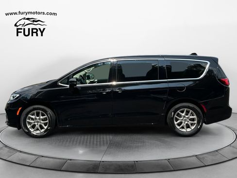 Used 2024 Chrysler Pacifica Touring-L FWD image 6