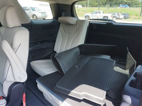 Used 2024 Hyundai Palisade Limited FWD image 17