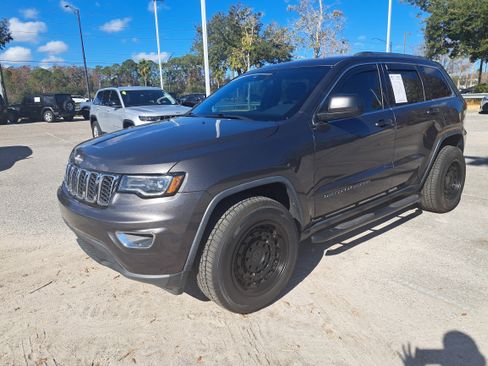 Used 2021 Jeep Grand Cherokee Laredo X image 3