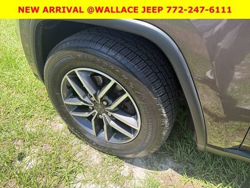 Used 2019 Jeep Grand Cherokee Laredo w/ 18" Wheel & 8.4" Radio Group AWD/4WD image 6