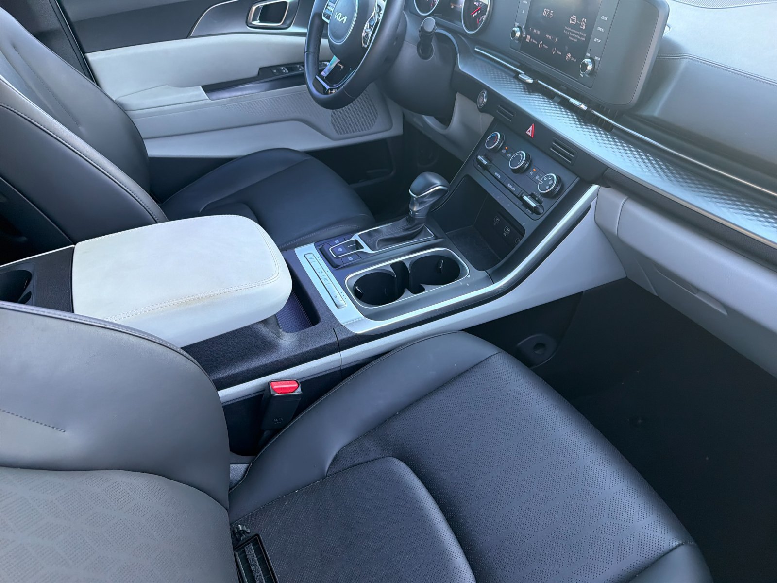Used 2024 Kia Carnival LX FWD image 15
