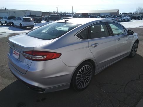 Used 2017 Ford Fusion SE w/ Fusion SE Technology Package image 5