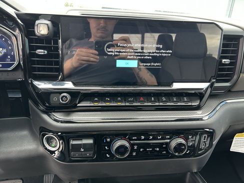 Used 2022 Chevrolet Silverado 1500 ZR2 w/ Technology Package image 9