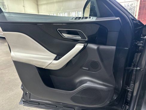 Used 2017 Jaguar F-PACE R-Sport image 28