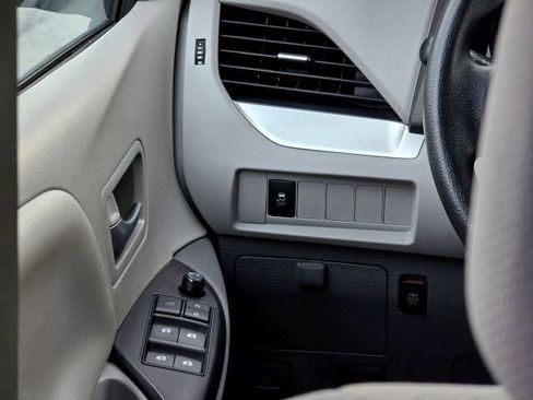 Used 2015 Toyota Sienna LE image 16