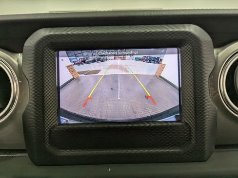 Used 2018 Jeep Wrangler Unlimited Sahara AWD/4WD image 13