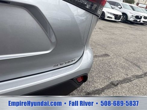 Used 2020 Toyota Highlander XLE AWD/4WD image 5