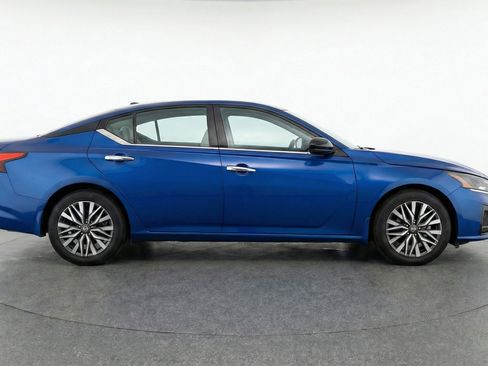 Used 2025 Nissan Altima 2.5 SV image 11