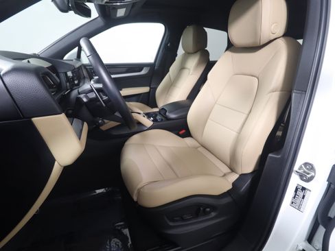 Used 2025 Porsche Cayenne image 5
