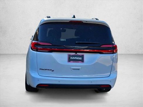 New 2026 Chrysler Pacifica Select image 8