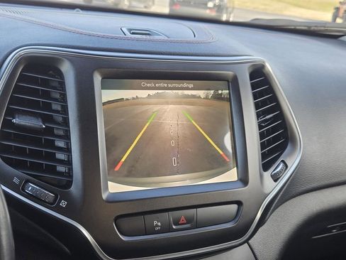 Used 2019 Jeep Cherokee Trailhawk image 22