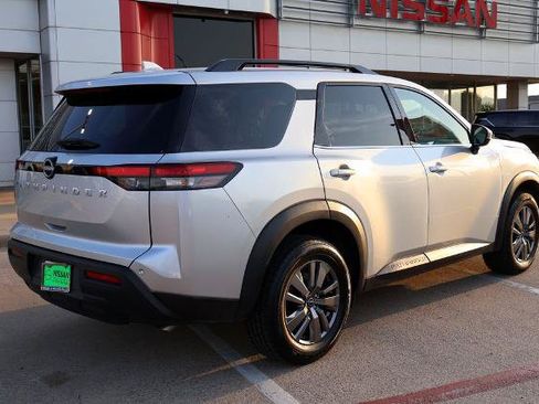 Certified 2025 Nissan Pathfinder SV FWD image 5