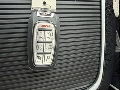 Certified 2024 Chrysler Pacifica Limited image 29